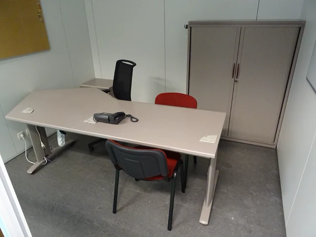 Volledige inhoud bureauruimte - afbeelding 1 van  5