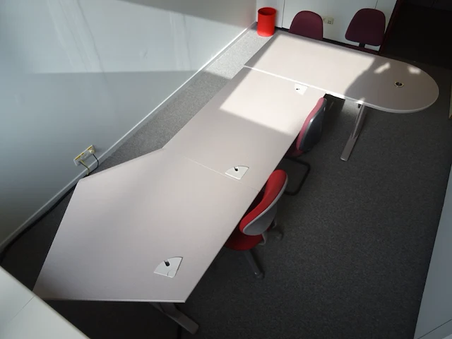 Volledige inhoud bureauruimte - afbeelding 1 van  6