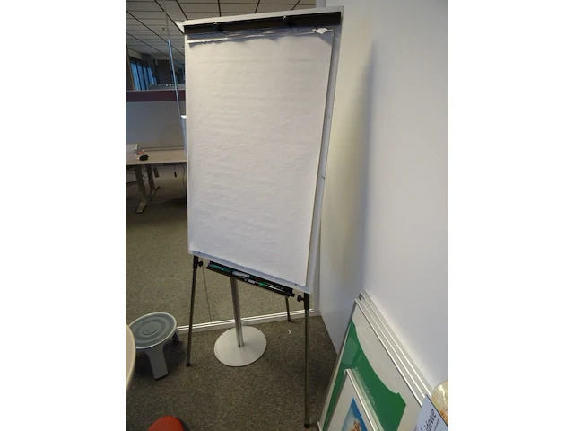 Volledige inhoud bureauruimte - afbeelding 4 van  7
