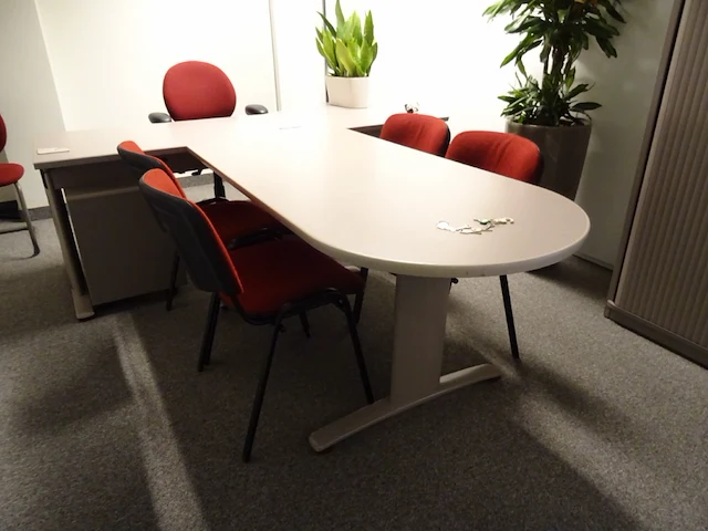 Volledige inhoud bureauruimte - afbeelding 3 van  6