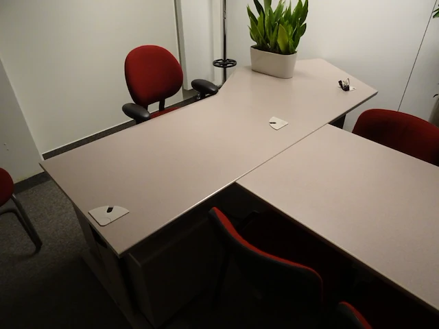 Volledige inhoud bureauruimte - afbeelding 4 van  6