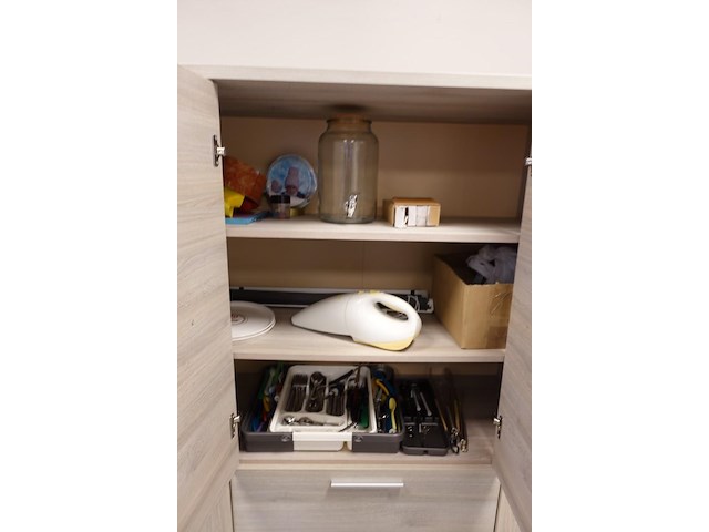 Volledige inhoud bureauruimte - afbeelding 2 van  17