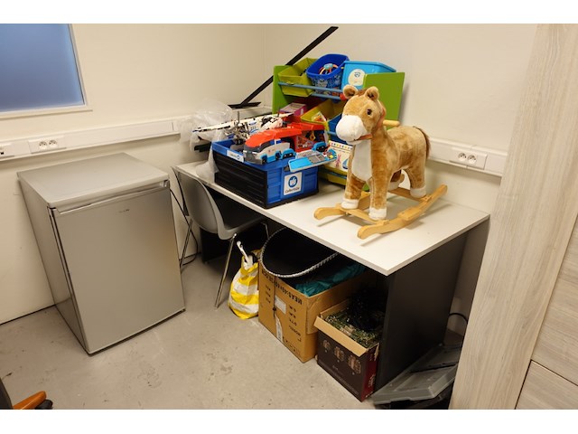 Volledige inhoud bureauruimte - afbeelding 4 van  17