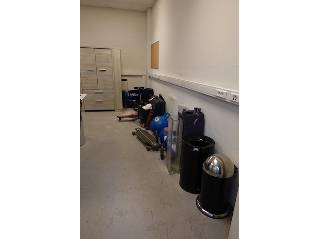 Volledige inhoud bureauruimte - afbeelding 8 van  17