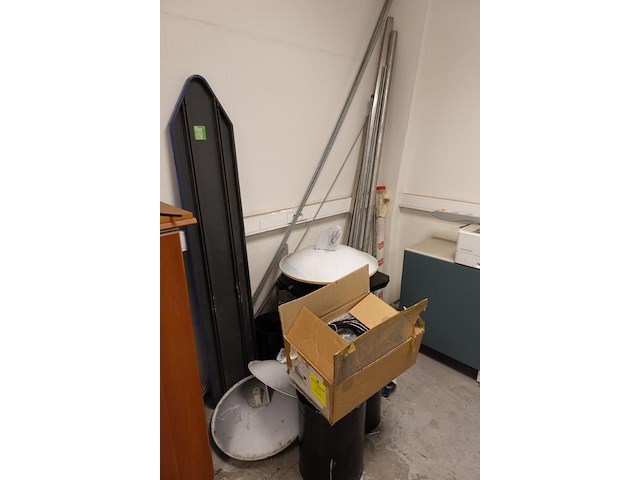 Volledige inhoud bureauruimte - afbeelding 13 van  16