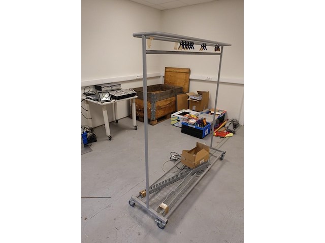 Volledige inhoud bureauruimte - afbeelding 6 van  14