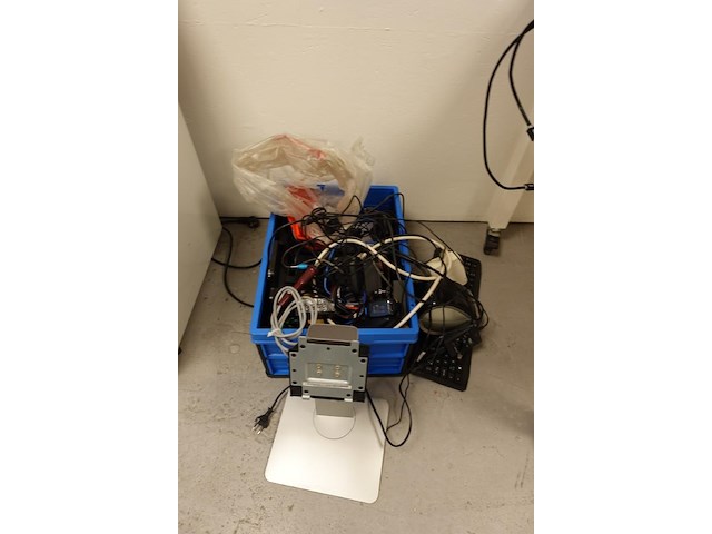 Volledige inhoud bureauruimte - afbeelding 9 van  14