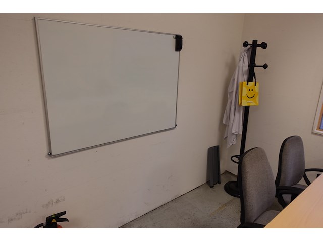 Volledige inhoud bureauruimte - afbeelding 7 van  13