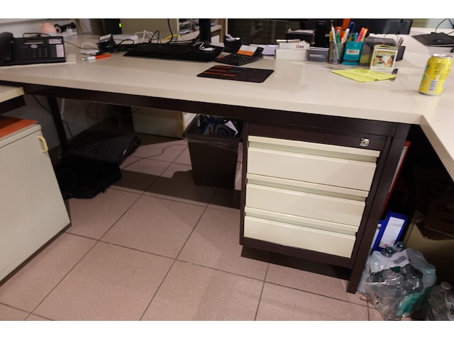 Volledige inhoud bureaus - afbeelding 2 van  28