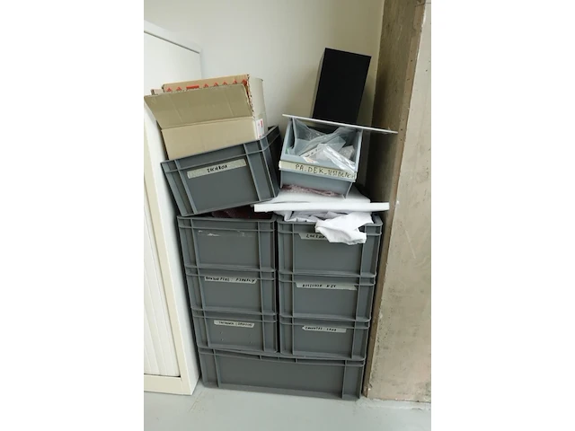 Volledige inhoud dossierkasten - afbeelding 3 van  8
