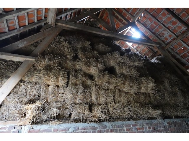 Volledige inhoud hooizolder - afbeelding 1 van  5