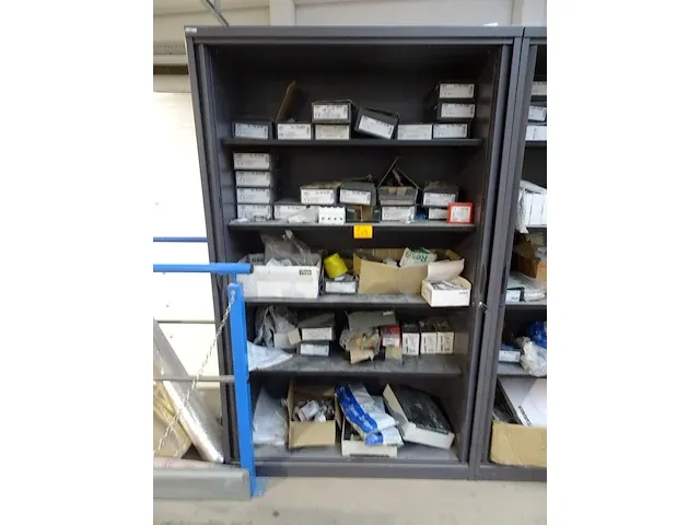 Volledige inhoud kast - afbeelding 1 van  7