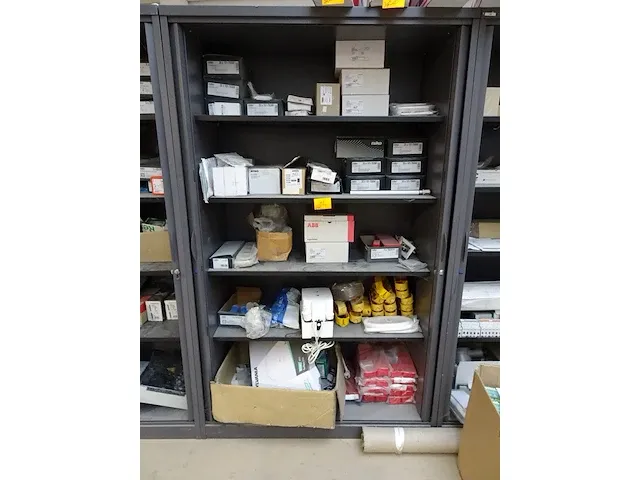 Volledige inhoud kast - afbeelding 1 van  8
