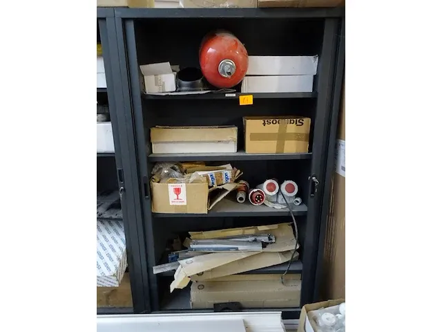Volledige inhoud kast - afbeelding 1 van  5