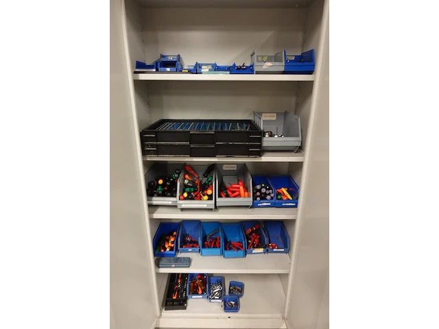 Volledige inhoud kast - afbeelding 1 van  6