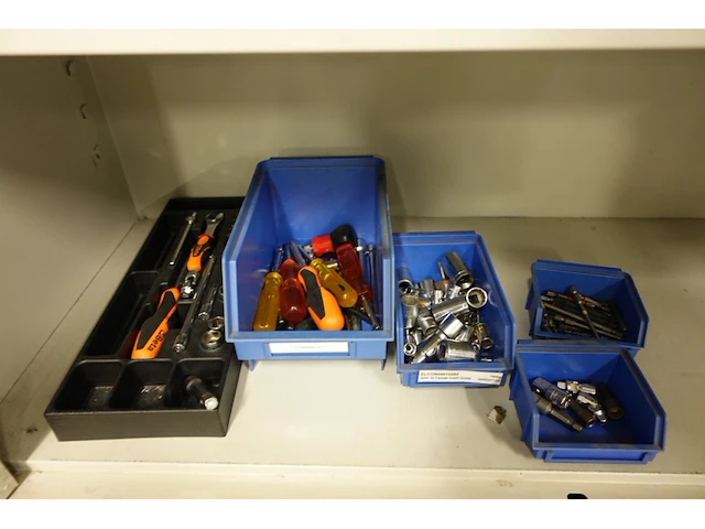 Volledige inhoud kast - afbeelding 2 van  6