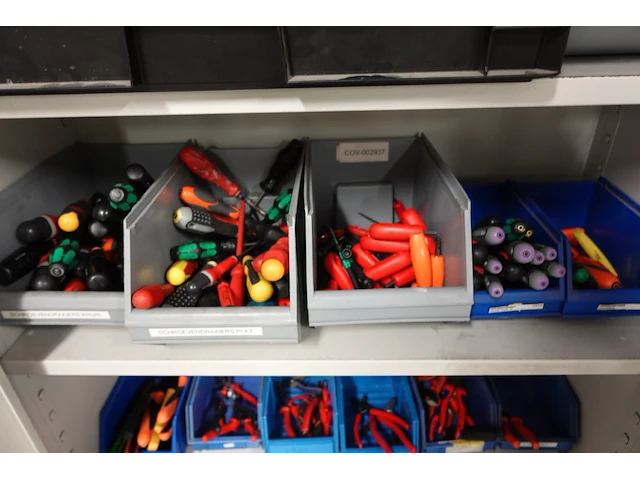 Volledige inhoud kast - afbeelding 4 van  6