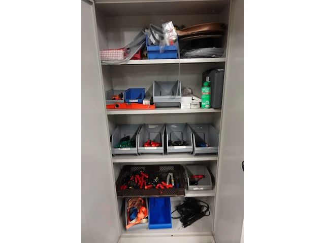 Volledige inhoud kast - afbeelding 1 van  6