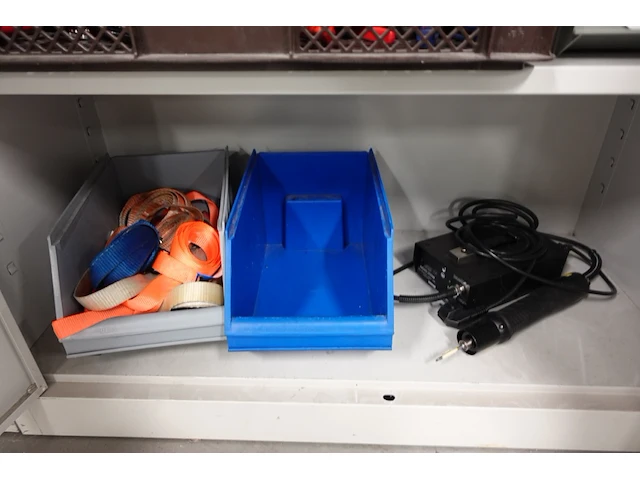 Volledige inhoud kast - afbeelding 2 van  6