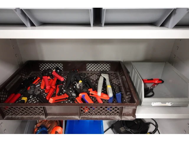 Volledige inhoud kast - afbeelding 3 van  6