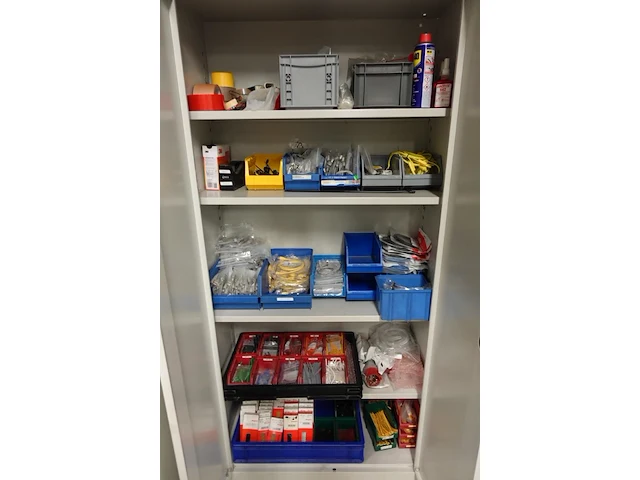 Volledige inhoud kast - afbeelding 1 van  6