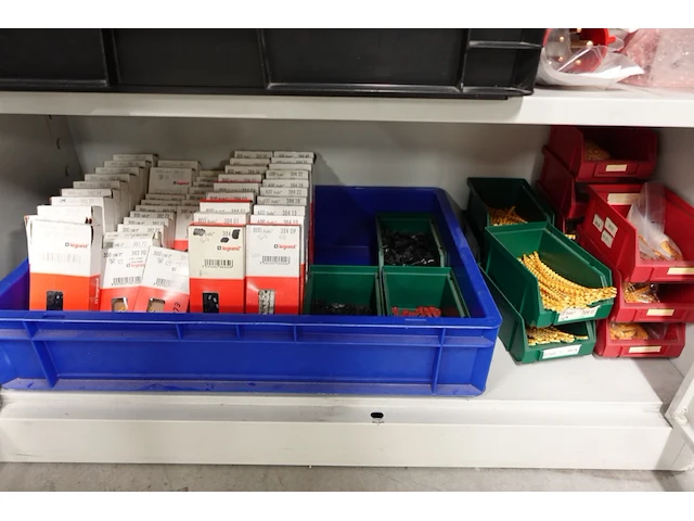 Volledige inhoud kast - afbeelding 2 van  6