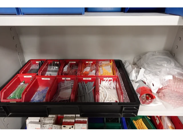 Volledige inhoud kast - afbeelding 3 van  6