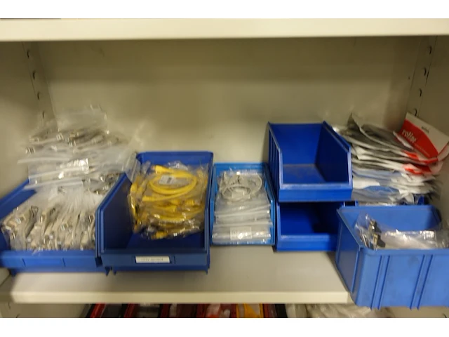 Volledige inhoud kast - afbeelding 4 van  6