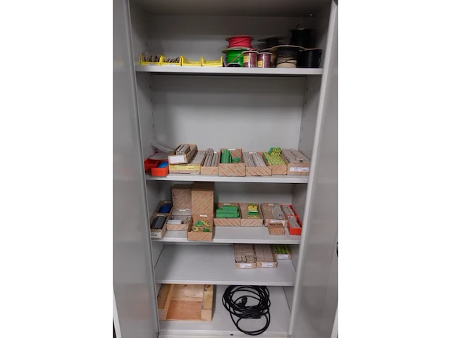 Volledige inhoud kast - afbeelding 1 van  9