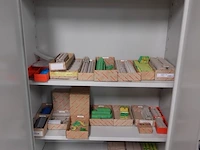 Volledige inhoud kast - afbeelding 1 van  9