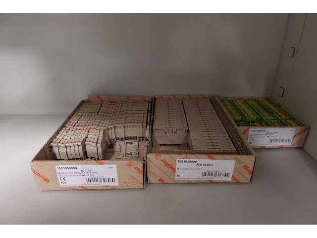 Volledige inhoud kast - afbeelding 3 van  9