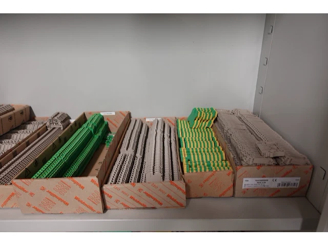 Volledige inhoud kast - afbeelding 7 van  9