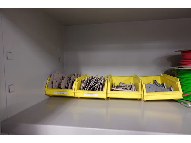 Volledige inhoud kast - afbeelding 9 van  9