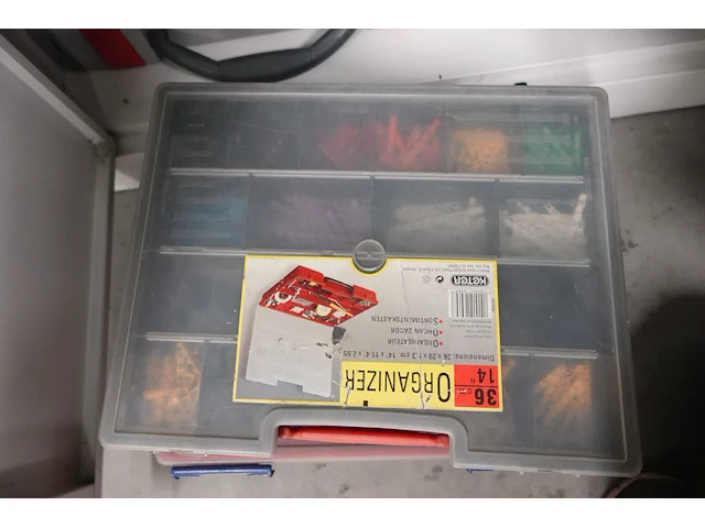 Volledige inhoud kast - afbeelding 2 van  12