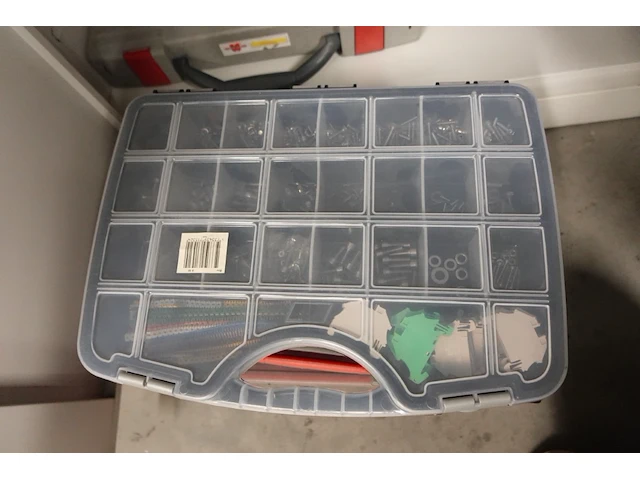 Volledige inhoud kast - afbeelding 3 van  12