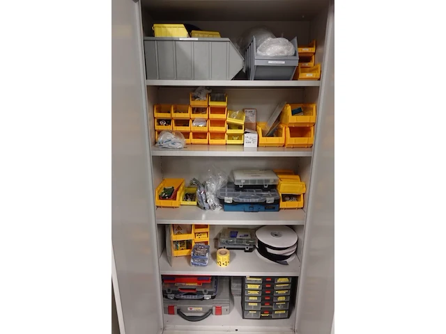 Volledige inhoud kast - afbeelding 1 van  12