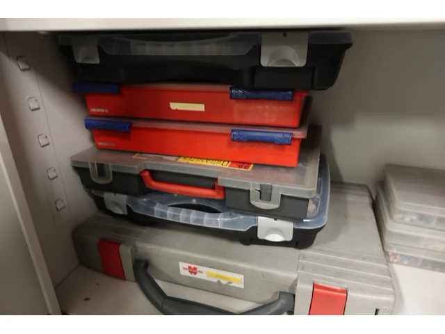 Volledige inhoud kast - afbeelding 11 van  12