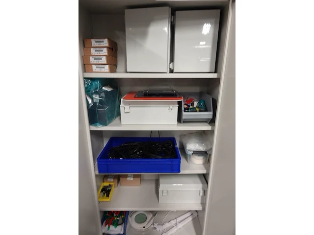 Volledige inhoud kast - afbeelding 1 van  10