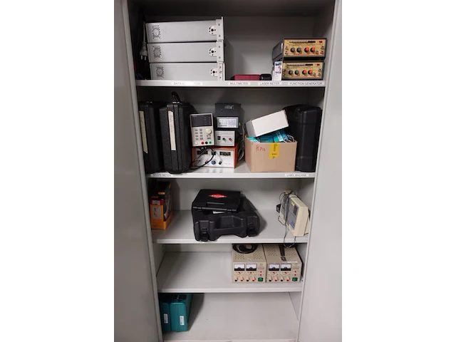 Volledige inhoud kast - afbeelding 1 van  8