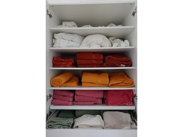 Volledige inhoud kast - afbeelding 1 van  4