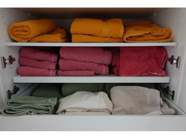 Volledige inhoud kast - afbeelding 2 van  4