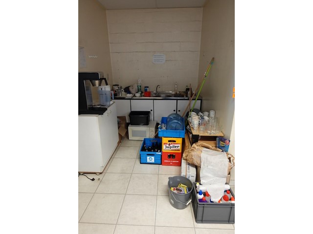 Volledige inhoud keukenruimte - afbeelding 1 van  12