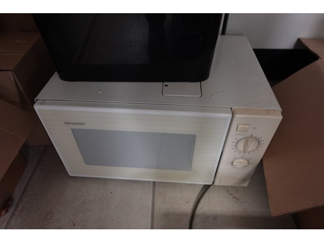 Volledige inhoud keukenruimte - afbeelding 7 van  12