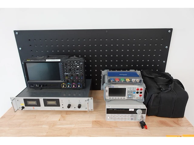 Volledige inhoud materiaalkar divers testtoebehoren - afbeelding 1 van  9