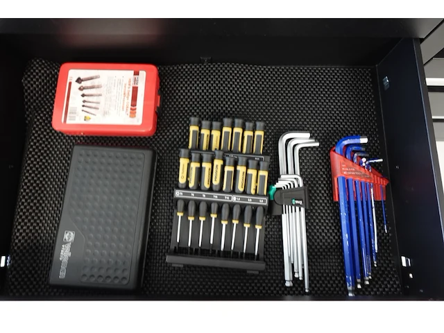 Volledige inhoud materiaalkar divers testtoebehoren - afbeelding 4 van  9