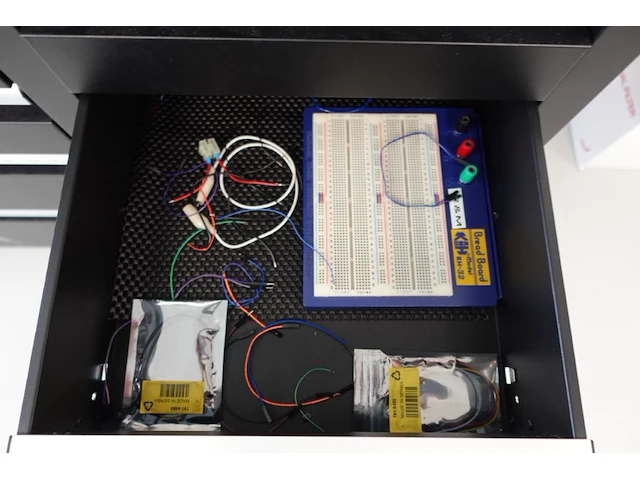 Volledige inhoud materiaalkar divers testtoebehoren - afbeelding 8 van  9