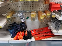 Volledige inhoud rek autotoebehoren - afbeelding 4 van  6