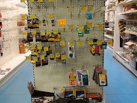 Volledige inhoud rek batterijen + diversen - afbeelding 1 van  4