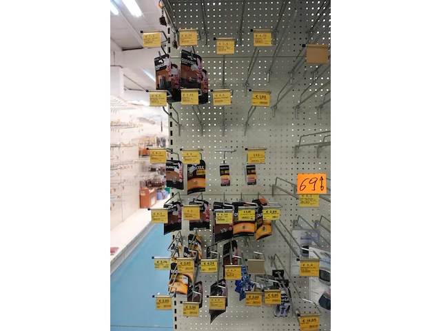 Volledige inhoud rek batterijen + diversen - afbeelding 2 van  4