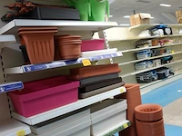 Volledige inhoud rek bloempotten en toebehoren - afbeelding 1 van  4